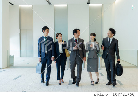 ビジネスマン 5人 ビジネスマン 5人 107721756