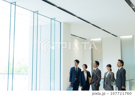 ビジネスマン　5人 107721760