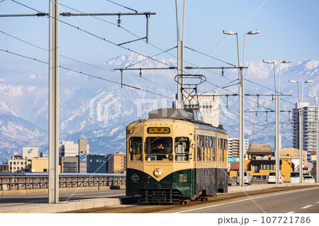 【富山県】立山連峰を背に走る路面電車 107721786