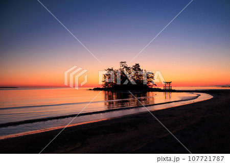 【石川県】朝焼けの恋路海岸 107721787