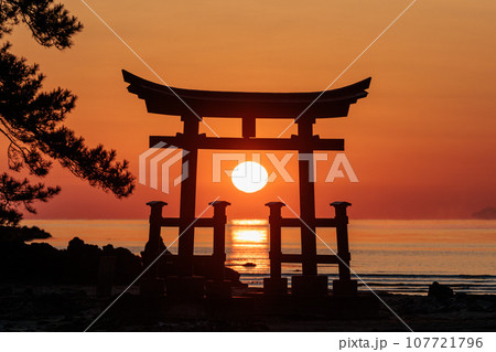 石川県】鳥居に登る朝陽『恋路海岸』の写真素材 [107721796] - PIXTA