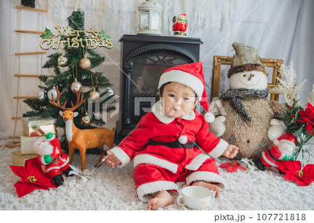 サンタクロースのコスプレをした男の子 サンタクロースのコスプレをした男の子 107721818