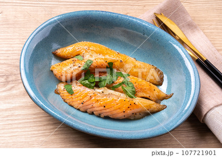 サーモンハラスのバター焼き 107721901