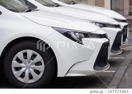 自動車イメージ　トヨタのビジネス車　カローラ 107721903