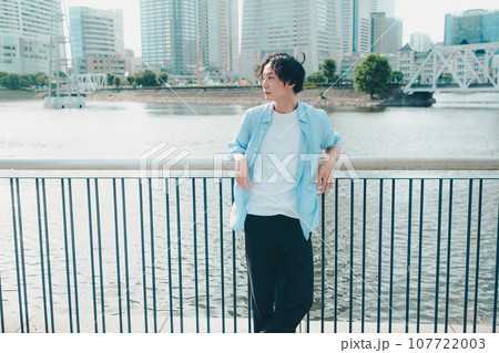 若い男性の写真 107722003