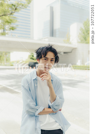 若い男性の写真 107722051