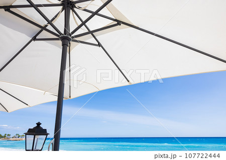 渚の白いパラソル 107722444