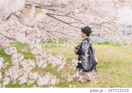 満開の桜と着物の少年 満開の桜と着物の少年 107722529