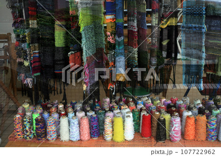 手織り用のカラフルな糸 手織り用のカラフルな糸 107722962
