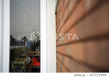 海の売店の窓ガラス 107722999