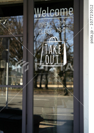 レストランの窓ガラス 107723012