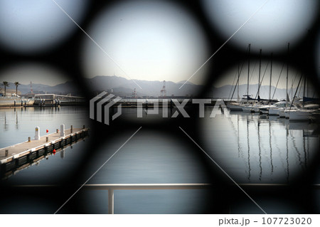 フェンス越しのマリーナ フェンス越しのマリーナ 107723020