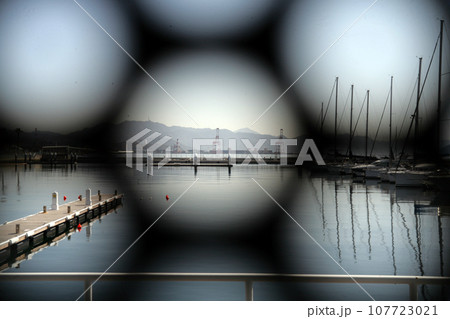 フェンス越しのマリーナ フェンス越しのマリーナ 107723021