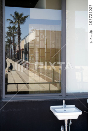 マリーナのレストランの窓ガラス 107723027