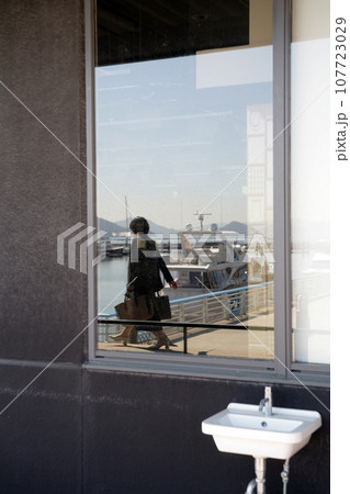マリーナのレストランの窓ガラス 107723029