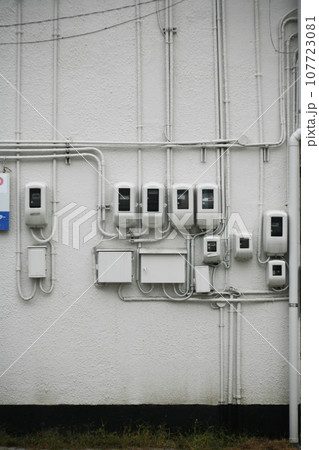 壁についた電気メーター 107723081