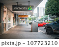 オーストラリアの早朝のスーパーマーケット 107723210