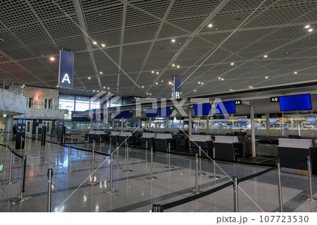 千葉県成田市 成田国際空港、第1ターミナル チェックインカウンター 千葉県成田市 成田国際空港、第1ターミナル チェックインカウンター 107723530