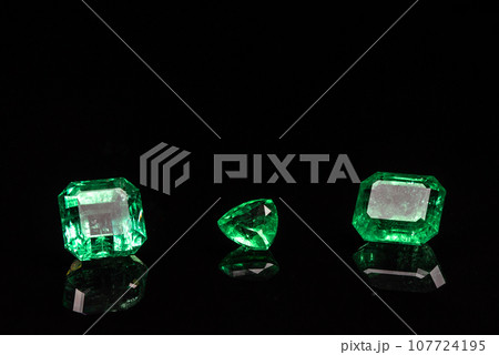 Green Natural Emerald Gemstone 107724195
