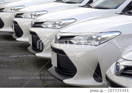 自動車イメージ　トヨタのビジネス車　カローラアクシオ 107725343
