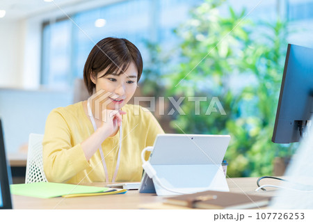 デスクワークをする女性社員 デスクワークをする女性社員 107726253
