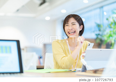 スマホを操作するOL デスクワークをする女性社員 スマホを操作するOL デスクワークをする女性社員 107726793