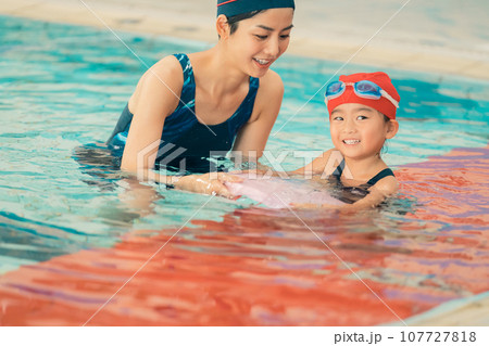 スイミングコーチと4歳児 107727818