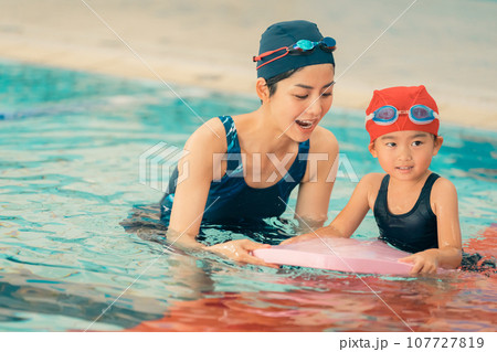 スイミングコーチと4歳児 スイミングコーチと4歳児 107727819