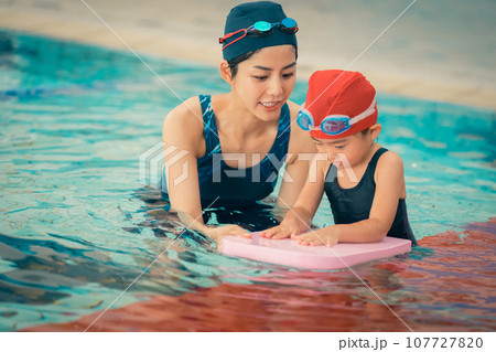スイミングコーチと4歳児 107727820