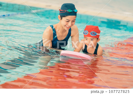 スイミングコーチと4歳児 107727825