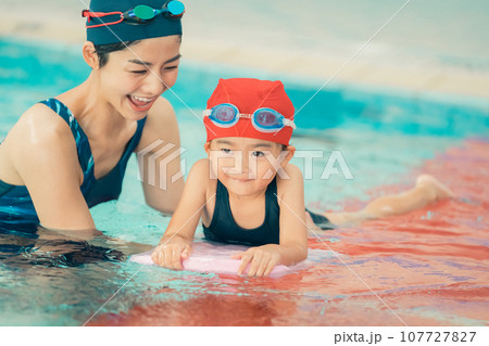 スイミングコーチと4歳児 スイミングコーチと4歳児 107727827