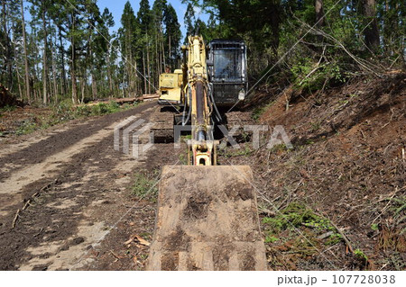 土木建設現場の建設機械 107728038
