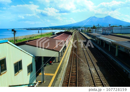ホームからは内浦湾の絶景… 『いかめし』で有名な函館本線【森駅】 ホームからは内浦湾の絶景… 『いかめし』で有名な函館本線【森駅】 107728159