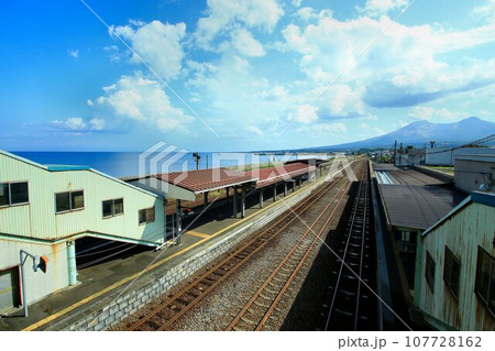 ホームからは内浦湾の絶景… 『いかめし』で有名な函館本線【森駅】 ホームからは内浦湾の絶景… 『いかめし』で有名な函館本線【森駅】 107728162