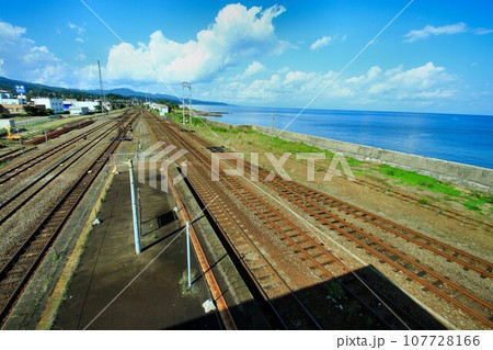 ホームからは内浦湾の絶景… 『いかめし』で有名な函館本線【森駅】 107728166