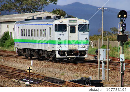 内浦湾の海を眺めつつ… 函館本線【森駅】に停車するキハ40系 107728195