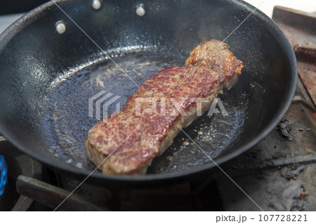 美味しい牛肉をフライパンで焼くシーン 107728221