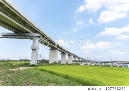 高架橋と田園風景 高架橋と田園風景 107728243