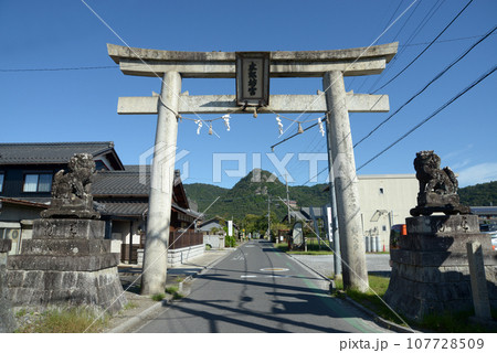 太郎坊阿賀神社　参道入口の鳥居　滋賀県東近江市小脇町 107728509
