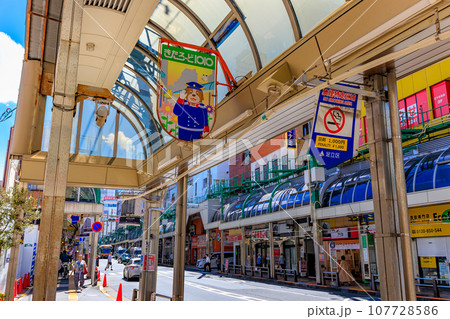 東京　足立区　北千住駅　西口にある きたろーど1010商店街 107728586
