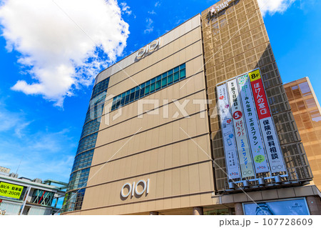 東京　足立区　北千住駅　西口の都市風景 107728609