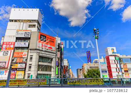 東京　足立区　北千住駅　西口の都市風景 107728612