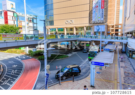 東京　足立区　北千住駅　西口ロータリー 107728615