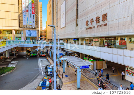 東京　足立区　北千住駅　西口ロータリー 107728616
