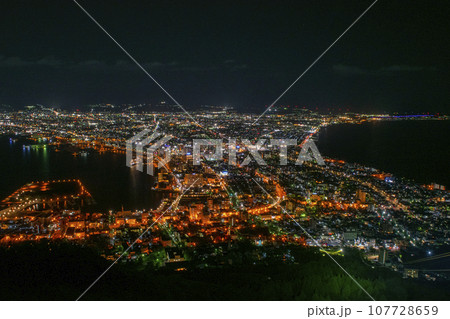 函館市　函館山山頂展望台からの夜景 107728659