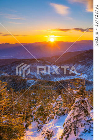 【朝焼け素材】冬の北横岳山頂から見る日の出【長野県】 【朝焼け素材】冬の北横岳山頂から見る日の出【長野県】 107728791