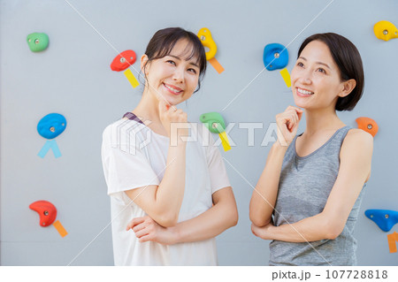 ボルダリングジムで考え事をする女性 107728818