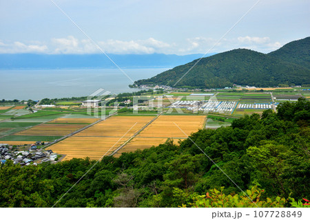 滋賀県 近江八幡 八幡山から眺める街並み・びわ湖 滋賀県 近江八幡 八幡山から眺める街並み・びわ湖 107728849
