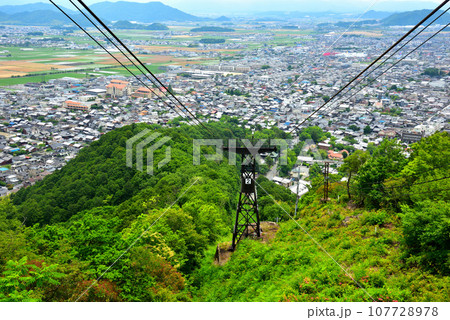 滋賀県 近江八幡 八幡山から眺める街並み・ロープウェイ 滋賀県 近江八幡 八幡山から眺める街並み・ロープウェイ 107728978