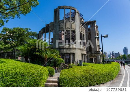 原爆ドームと慰霊碑 原爆ドームと慰霊碑 107729081